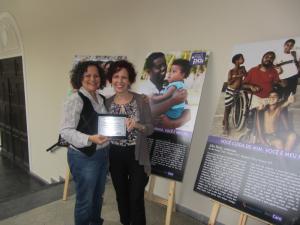 Viviane com Luiza carvalho, parceira do Comitê Vida, com a homenagem que receberam do Ministério da 